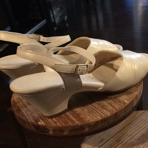 Sandler Shoe with Ankle Strap 2” Heel Beige 8M - Picture 4 of 4